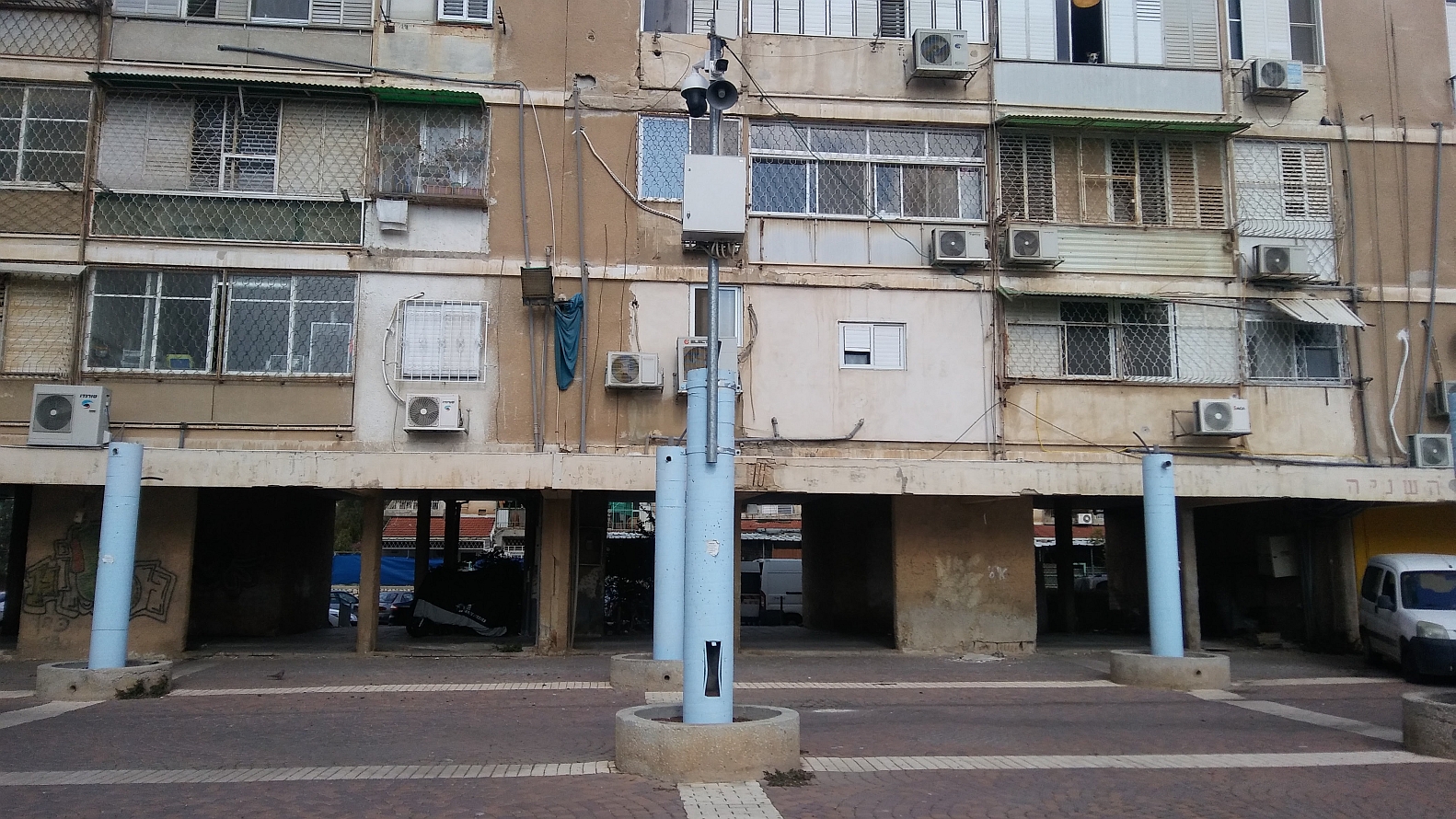 עיר של פערים: מרכז גילת בשכונה ד', עם בתים ישנים ותשתיות קורסות (צילום: דני בלר)